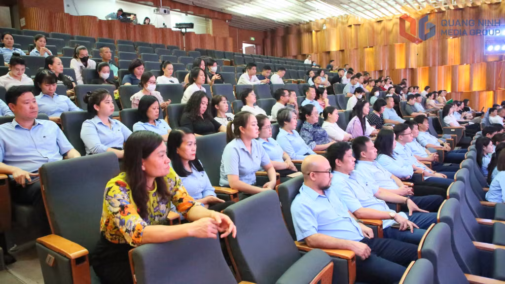 Cán bộ, công chức, viên chức, người lao động Sở Văn hóa, Thể thao và Du lịch tỉnh lắng nghe, theo dõi các nội dung được truyền đạt tại hội nghị.