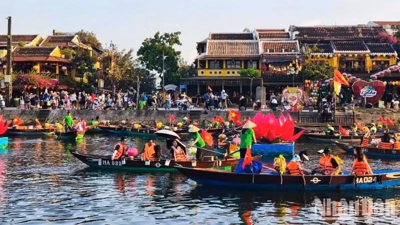 Du khách tham quan phố cổ Hội An trong dịp nghỉ lễ 30/4, 1/5. (Ảnh: HỮU TUÂN)