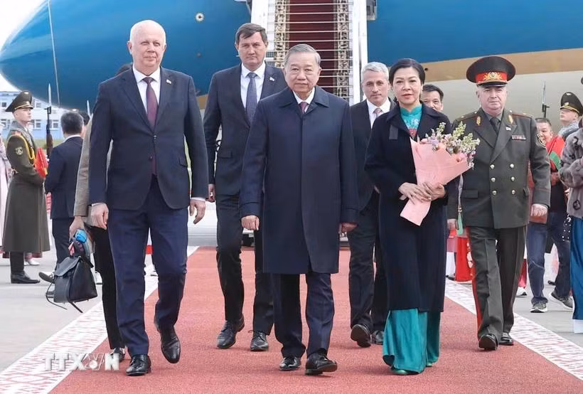 Lễ đón Tổng Bí thư Tô Lâm và Phu nhân tại sân bay quốc tế Minsk. (Ảnh: Thống Nhất/TTXVN)