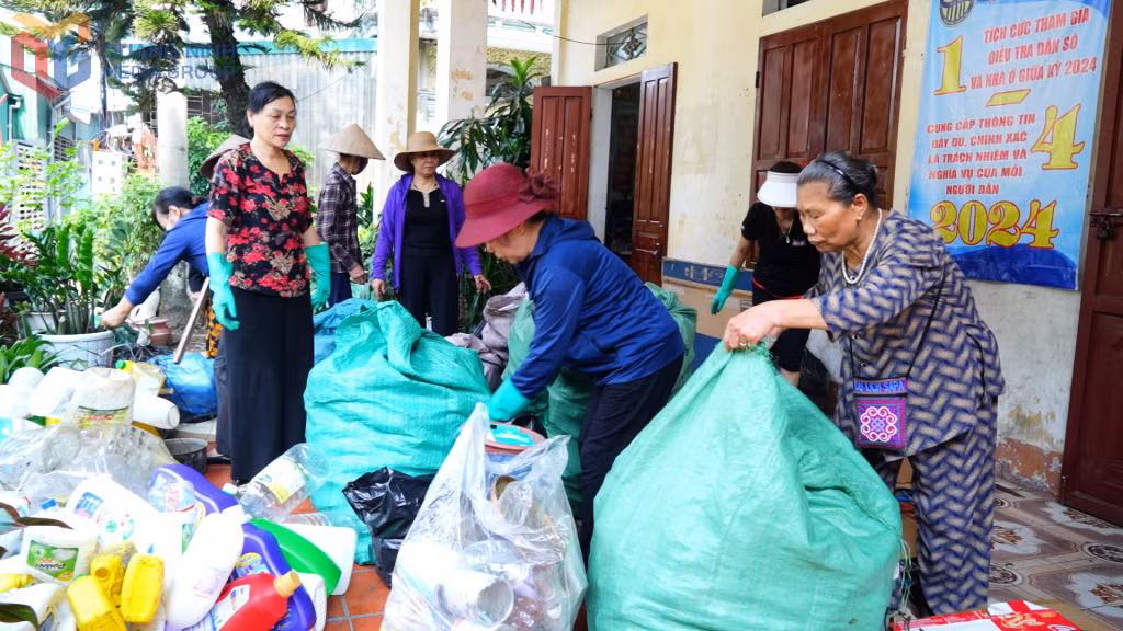 Nhân dân Khu phố Trần Hưng Đạo (phường Cẩm Thạch, TP Cẩm Phả) thu gom phế liệu gây quỹ, bảo vệ môi trường. Ảnh: Cơ sở cung cấp