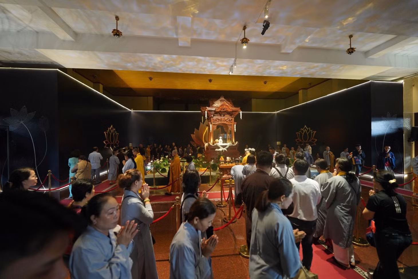 Khi đến lượt, các tăng ni, Phật tử sẽ được hướng dẫn vào bên trong để chiêm bái xá-lợi Đức Phật.
