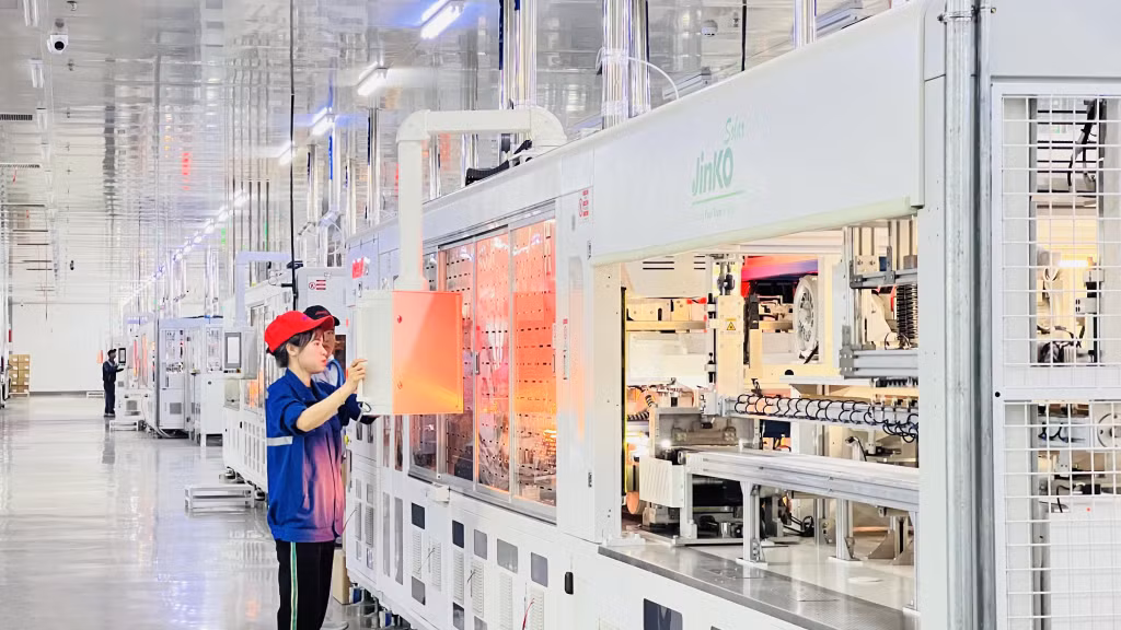 Chị Nguyễn Thị Hậu, Công ty TNHH Công nghiệp Solar (Việt Nam) làm việc xuyên Tết.