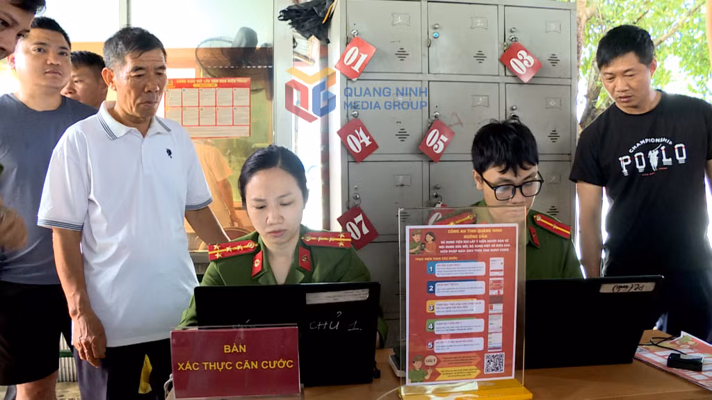 Cán bộ phòng CS Quản lý hành chính về TTXH (Công an tỉnh) hỗ trợ các thí sinh đăng ký tài khoản định danh mức độ 2 trên VNeID.