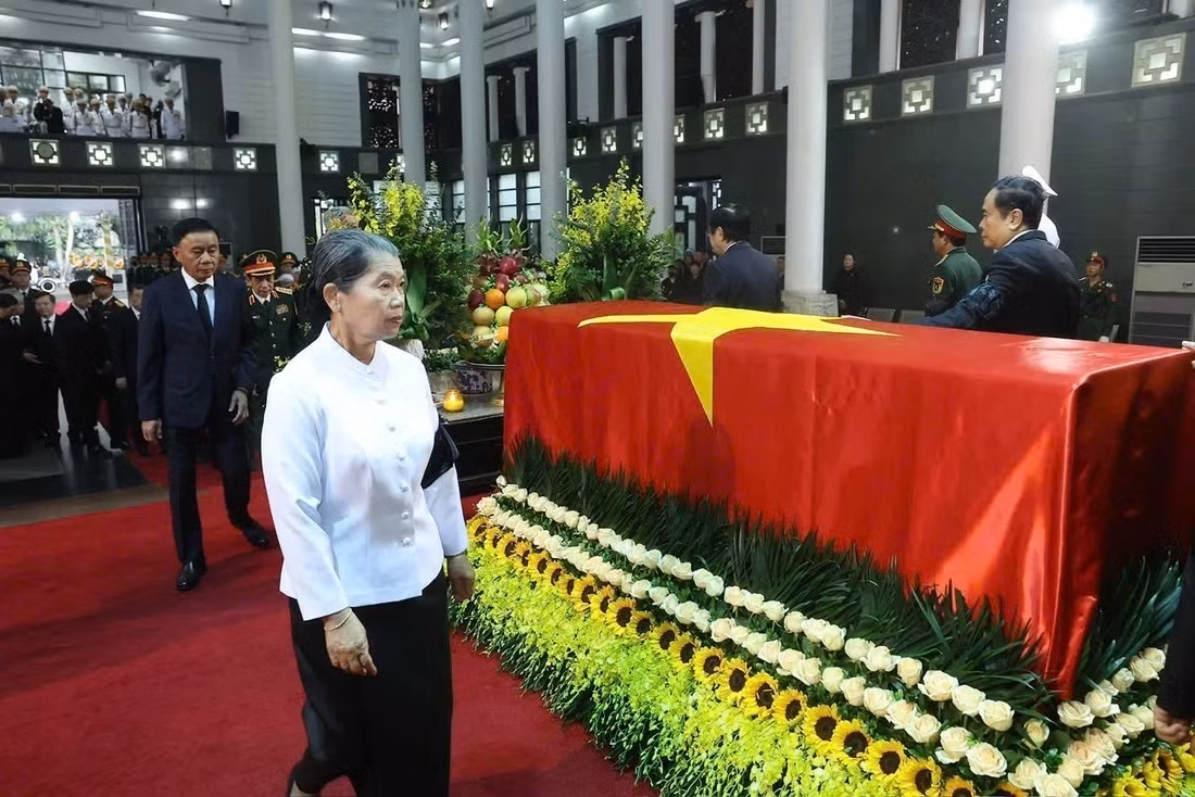 Phó Chủ tịch Đảng Nhân dân Campuchia, Chủ tịch Hội đồng quốc gia mặt trận đoàn kết phát triển Tổ quốc Campuchia, Chủ tịch Hội Hữu nghị Campuchia - Việt Nam Men Sam An đi quanh linh cữu lần cuối, tiễn biệt nguyên Chủ tịch nước Trần Đức Lương - Ảnh: TTXVN