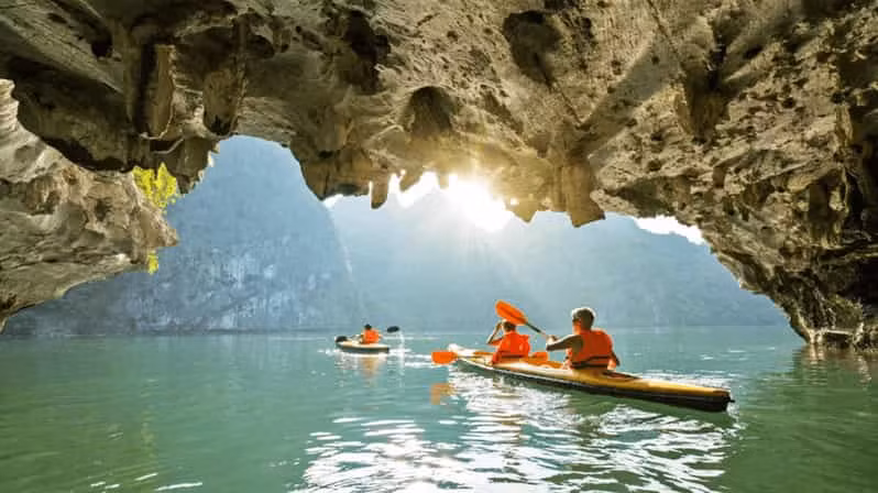 Tour Vịnh Hạ Long 2 ngày 1 đêm: Lịch trình, giá tốt, trải nghiệm cùng Phê Travel ảnh 3 Tour Vịnh Hạ Long 2 ngày 1 đêm: Lịch trình, giá tốt, trải nghiệm cùng Phê Travel ảnh 3