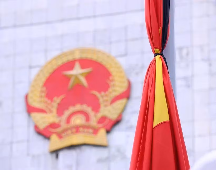 Cờ rủ là Quốc kỳ, có dải băng tang. (Nguồn: TTXVN)