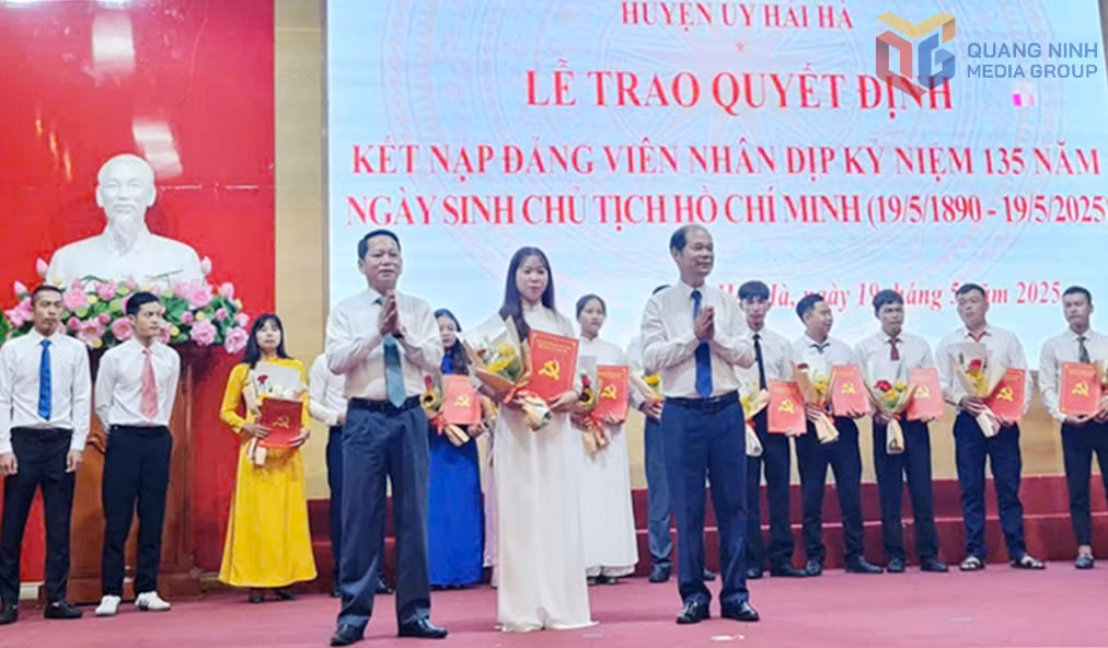 Chị Bùi Thị Bích, công nhân Công ty TNHH Hoa Lợi Đạt Việt Nam (KCN Cảng biển Hải Hà) vinh dự được kết nạp vào đảng ngày 19/5/2025.