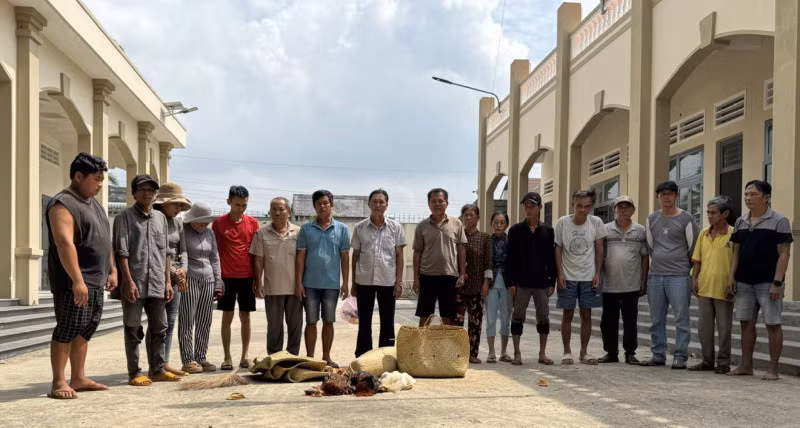 Các đối tượng đá gà cùng tang vật.
