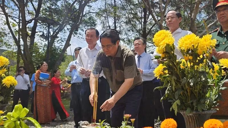 Thủ tướng Phạm Minh Chính dâng hương tại phần mộ Tổng Bí thư Lê Hồng Phong tại Nghĩa trang Hàng Dương. (Ảnh: VŨ TÂN)