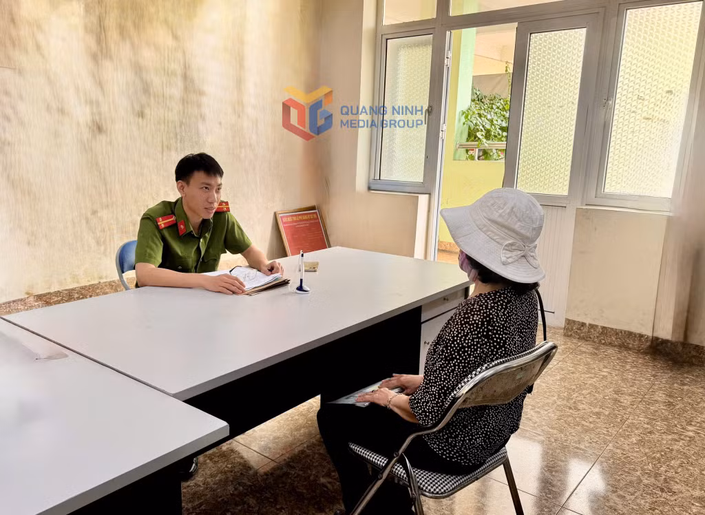 Cán bộ công an hướng dẫn người dân nâng cao cảnh giác với các hành vi lừa đảo qua mạng.