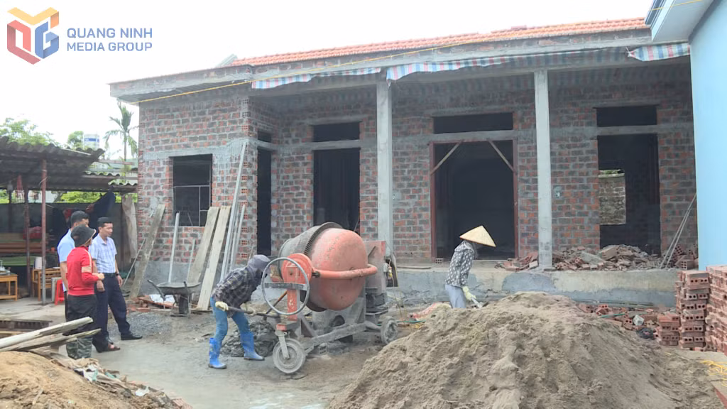 Ngôi nhà của gia đình chị Nguyễn Thị Luyến, xóm 4, thôn 13, xã Hiệp Hòa (TX Quảng Yên) đang được khẩn trương hoàn thiện.