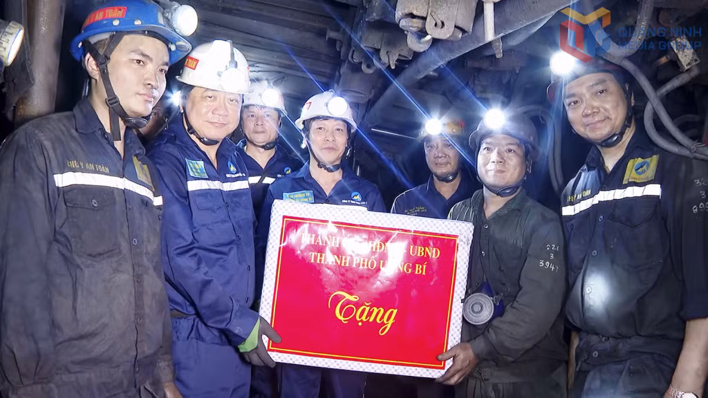 Lãnh đạo thành phố Uông Bí tặng quà cho công nhân đang làm việc tại mức -50m so với mực nước biển ngày 28/5.