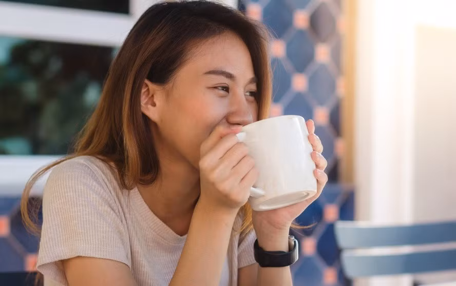 Lựa chọn đồ uống hợp lý sẽ giúp bạn thanh lọc cơ thể, cải thiện tiêu hóa và bảo vệ gan. Ảnh: Freepik.