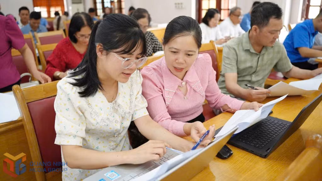 Người dân huyện Tiên Yên hào hứng tham gia góp ý về sửa đổi Hiến pháp năm 2013.