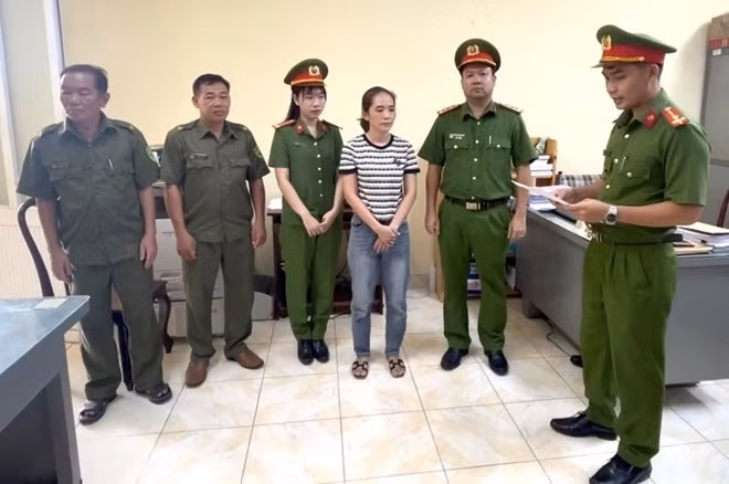Cơ quan Cảnh sát điều tra công bố các lệnh, quyết định liên quan vụ nhân viên kế toán tham ô tài sản. Ảnh: Công an tỉnh Đồng Nai