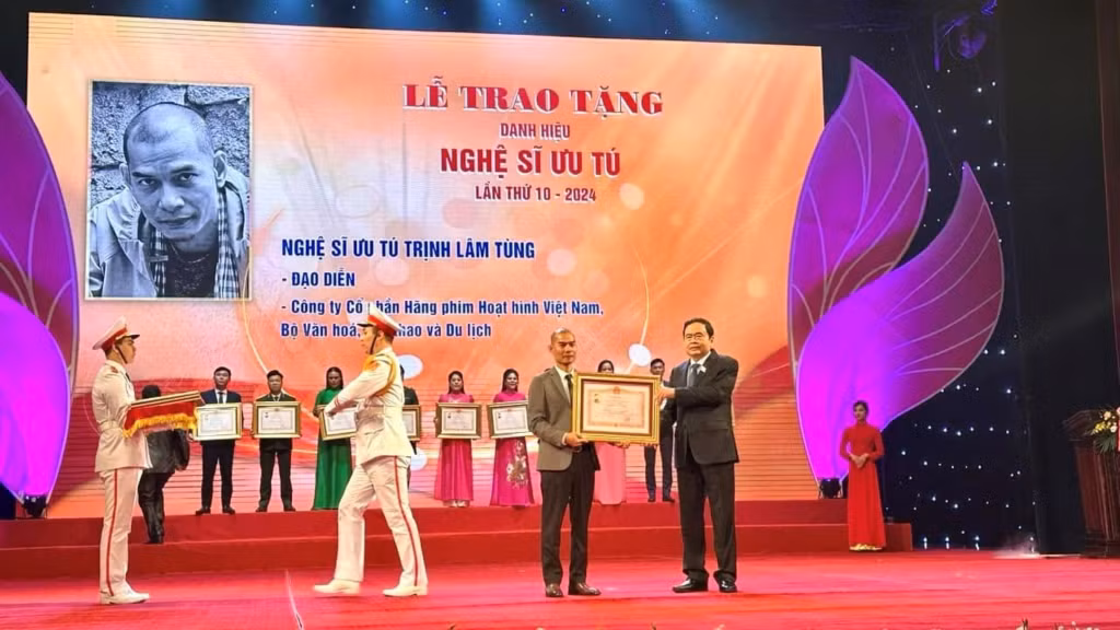 Đạo diễn Trịnh Lâm Tùng được trao tặng danh hiệu Nghệ sĩ Ưu tú vào tháng 3/2024.