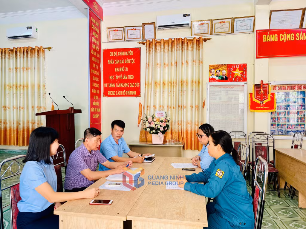 Đại diện lãnh đạo Xí nghiệp nước Diễn Vọng (TP Cẩm Phả) trao đổi với đại diện khu phố 7B (phường Quang Hanh) để phối hợp trong công tác tuyên truyền tới tất cả người dân về các thủ đoạn lừa đảo mới.