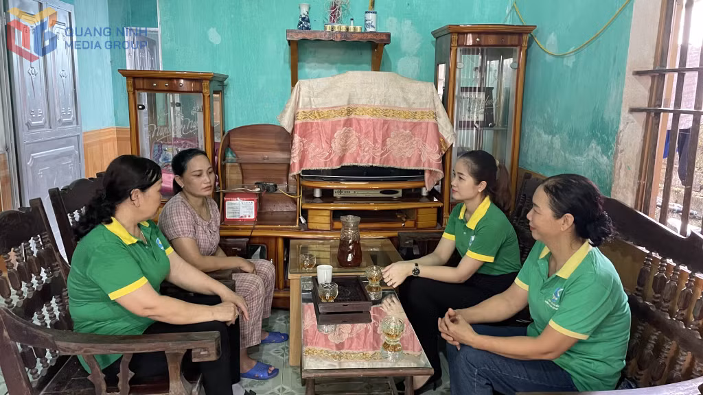 Hội Phụ nữ xã Hạ Long (huyện Vân Đồn) thăm hỏi hội viên phụ nữ có hoàn cảnh khó khăn trên địa bàn.