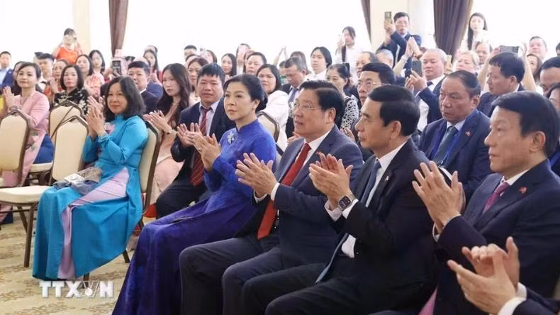 Bà Ngô Phương Ly, Phu nhân Tổng Bí thư Tô Lâm và các đại biểu tham dự buổi gặp gỡ. (Ảnh: TTXVN)
