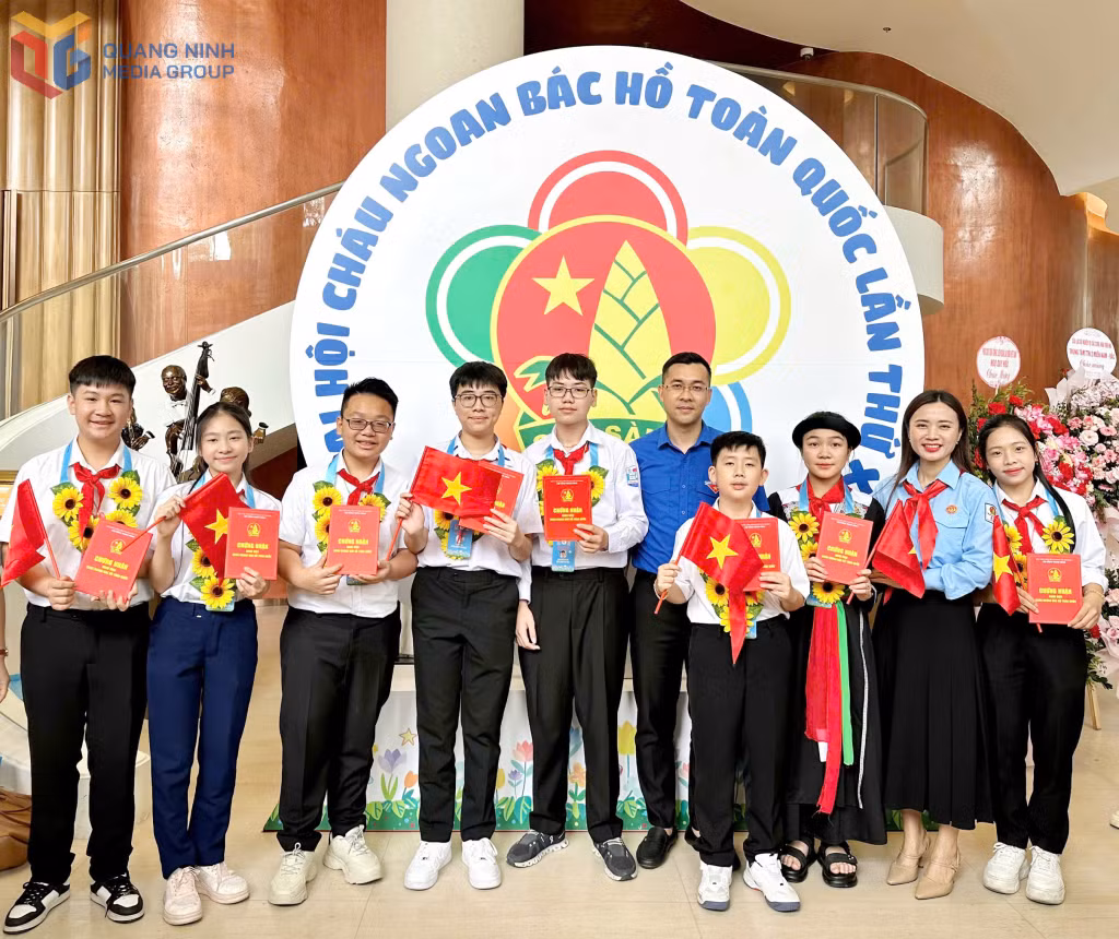 Bảo Nhi chụp ảnh lưu niệm cùng lãnh đạo Tỉnh Đoàn và các đại biểu thiếu nhi Quảng Ninh tham dự Đại hội Cháu ngoan Bác Hồ toàn quốc lần thứ X, năm 2025.