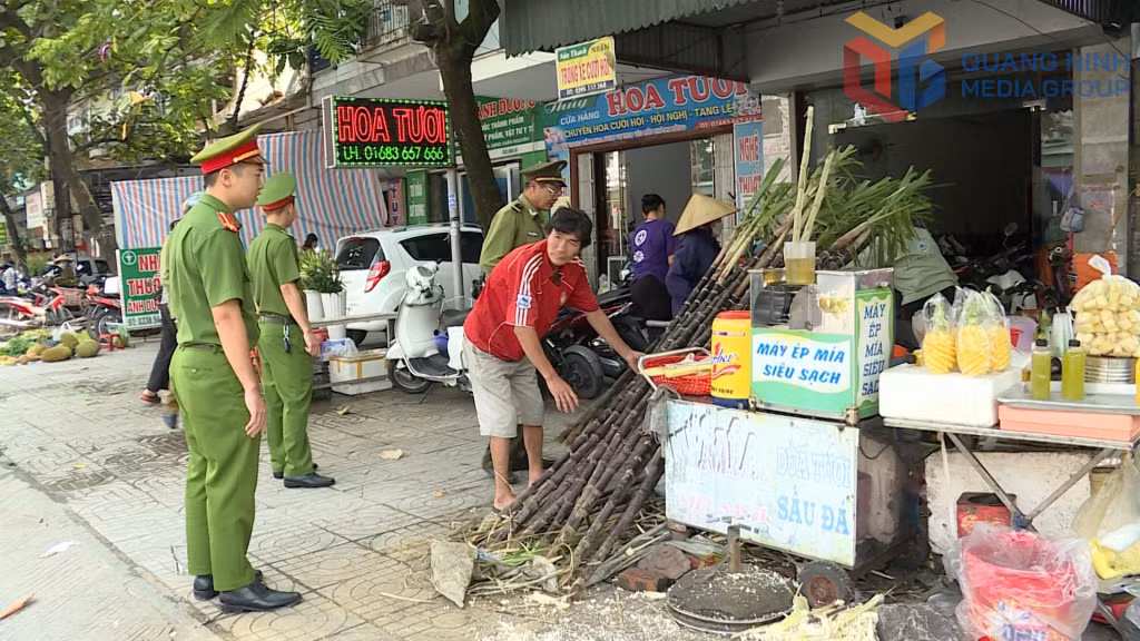 Công an phường Mạo Khê (TP Đông Triều) ra quân nhắc nhở và tuyên truyền người dân không lấn chiếm vỉa hè, lòng đường.