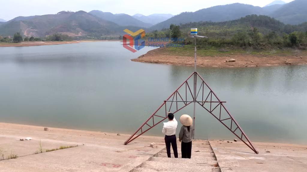 Công nhân vận hành hồ Trại Lốc 1 (Công ty TNHH MTV Thủy lợi Đông Triều) theo dõi mực nước hàng ngày.