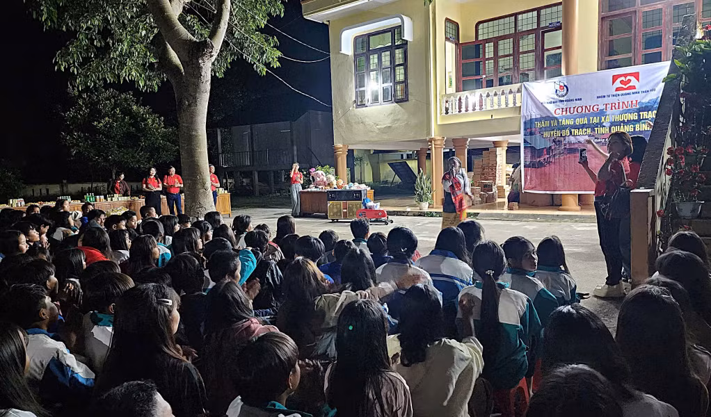 Chương trình thiện nguyện của Đoàn tại xã Thượng Trạch thu hút đông đảo học sinh và nhân dân trên địa bàn tham gia.
