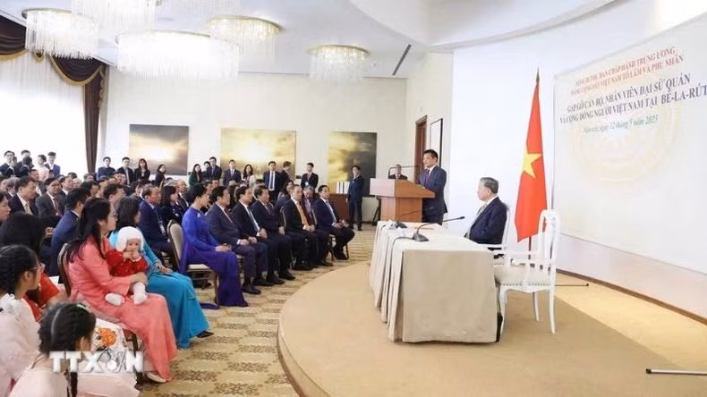 Tổng Bí thư Tô Lâm nói chuyện thân mật với cán bộ, nhân viên Đại sứ quán và đại diện cộng đồng người Việt tại Belarus. (Ảnh: TTXVN)