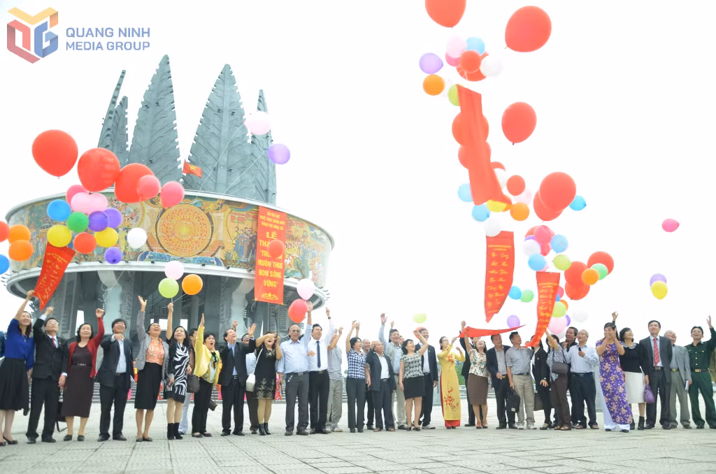 Văn nghệ sĩ Quảng Ninh thả thơ tại Móng Cái năm 2016.