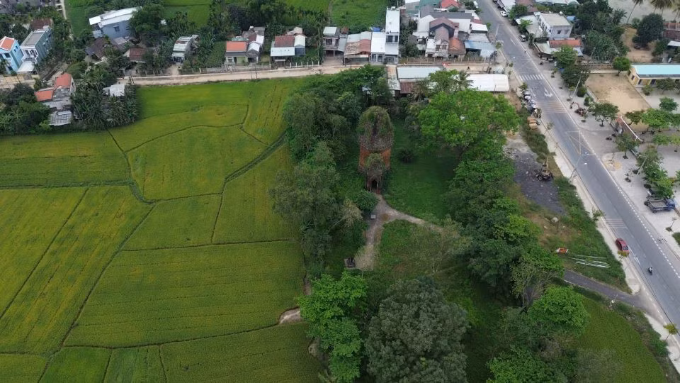 Tháp Chăm nghìn năm tuổi này nằm sát tuyến ĐT 609, cách Quốc lộ 1A hơn 1km, cách TP. Hội An khoảng 14km và cách TP. Đà Nẵng khoảng 27km. Ảnh: Thanh Ba