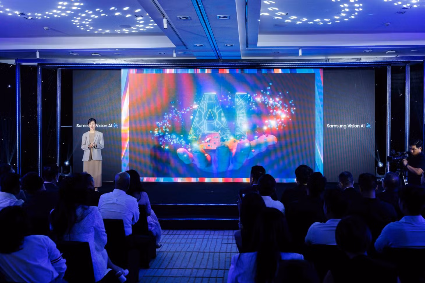 Đại diện Samsung Vina chia sẻ AI ứng dụng trong các sản phẩm gia dụng phục vụ đời sống con người.