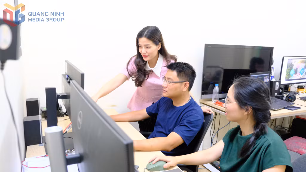 Đặng Đức Hiệp, kỹ thuật viên Phòng Công nghệ thông tin và Sản xuất chương trình, Trung tâm Truyền thông tỉnh, dựng chương trình cùng đồng nghiệp.