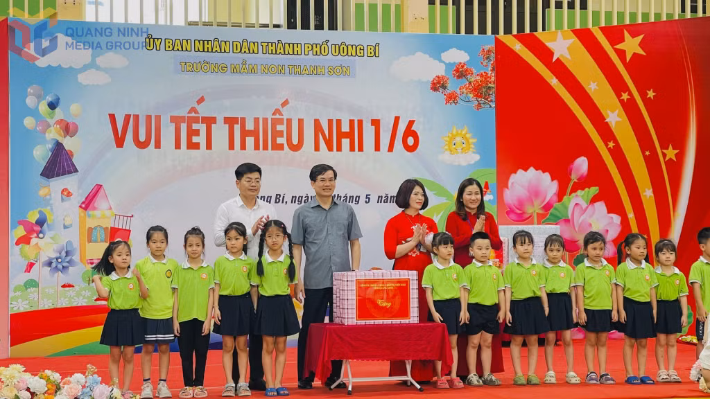 Đồng chí Vũ Quyết Tiến, Phó Bí thư Tỉnh ủy, tặng quà cô, trò trường Mầm non Thanh Sơn, TP Uông Bí.