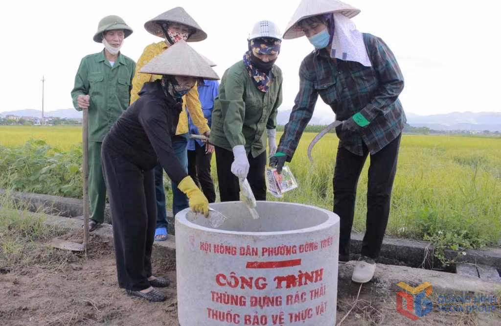 Nông dân phường Đông Triều (TP Đông Triều) với mô hình "Đẹp nhà, sạch đường, sạch đồng ruộng", chung tay bảo vệ môi trường nông thôn.