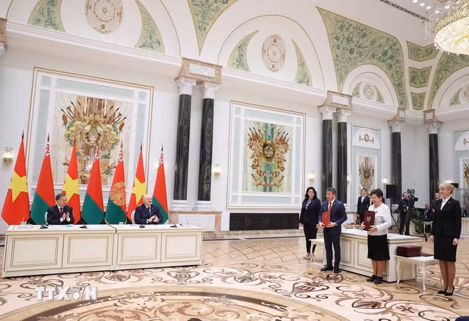 Tổng Bí thư Tô Lâm và Tổng thống Belarus Aleksandr Lukashenko chứng kiến Lễ trao Bản ghi nhớ giữa Liên hiệp các Tổ chức hữu nghị Việt Nam và Hiệp hội hữu nghị và giao lưu văn hóa với nước ngoài của Belarus. (Ảnh: Thống Nhất/TTXVN)