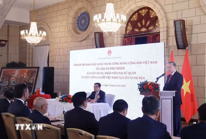 Tổng Bí thư Tô Lâm nói chuyện thân mật với cán bộ, nhân viên và cộng đồng người Việt Nam tại Liên bang Nga. (Ảnh: Thống Nhất/TTXVN)