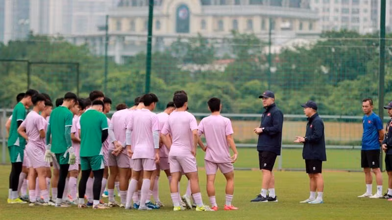 Huấn luyện viên Cristiano Roland cùng ban huấn luyện dặn dò các học trò trước buổi tập. (Ảnh: VFF)