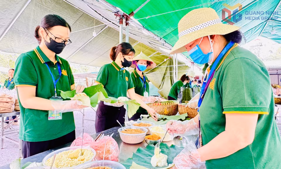 Rất đông người dân thiện nguyện từ các nơi đổ về Yên Tử hỗ trợ công tác đóng gói xôi.