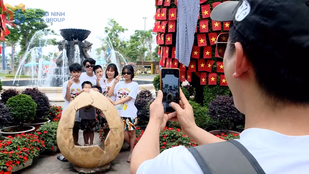 Gia đình anh Bùi Hữu Thu (du khách tỉnh Hải Dương) trải nghiệm tại TP Hạ Long.