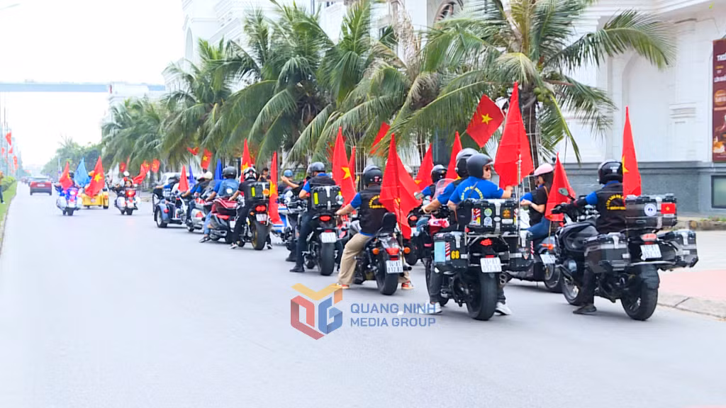 Một số hình ảnh các thành viên Câu lạc bộ Mô tô Quảng Ninh cùng một số Câu lạc bộ mô tô của một số tỉnh, thành phái Bắc đã diễu hành qua cung đường bao biển Hạ Long – Cẩm Phả.