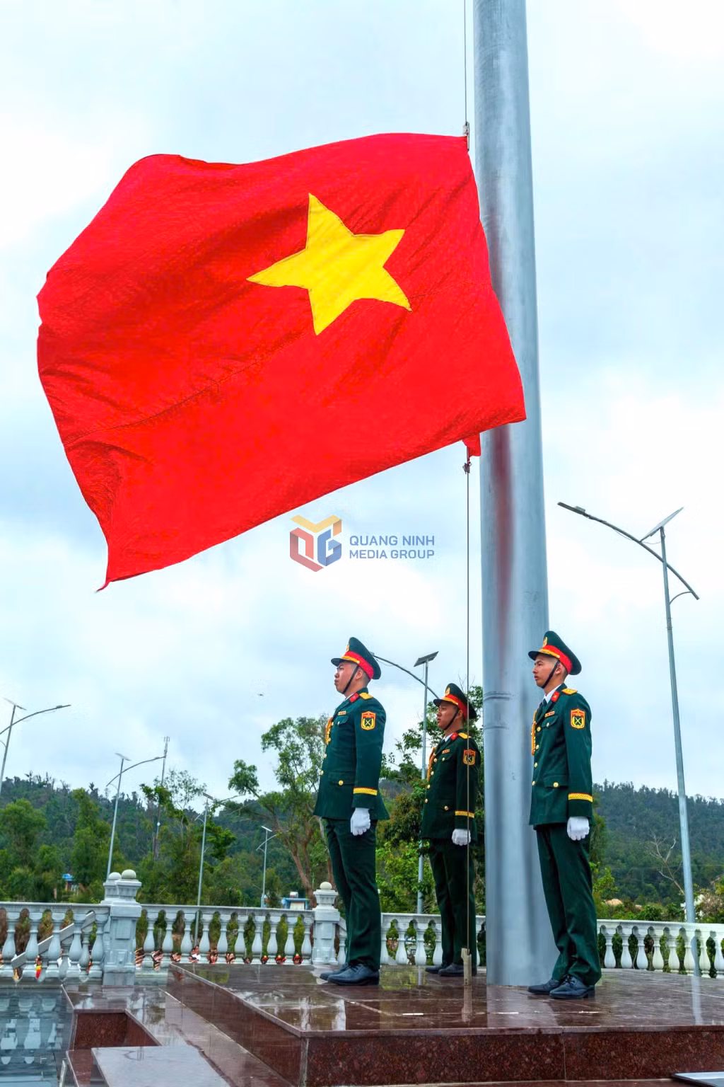 Lá cờ Tổ quốc tung bay trên đảo Thanh Lân. 