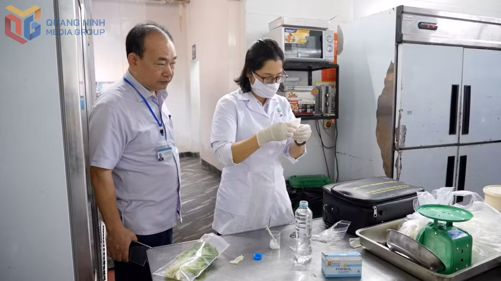 Ngành Y tế lấy mẫu test nhanh dư lượng thuốc bảo vệ thực vật trên rau đang được chế biến tại một nhà hàng trên địa bàn TP Uông Bí.