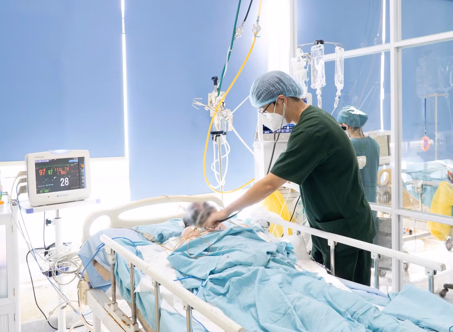 Một bệnh nhân đang được điều trị tích cực. Ảnh: K.Huân