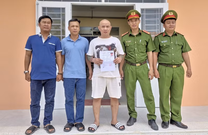 Sang đến Công an xã đầu thú.