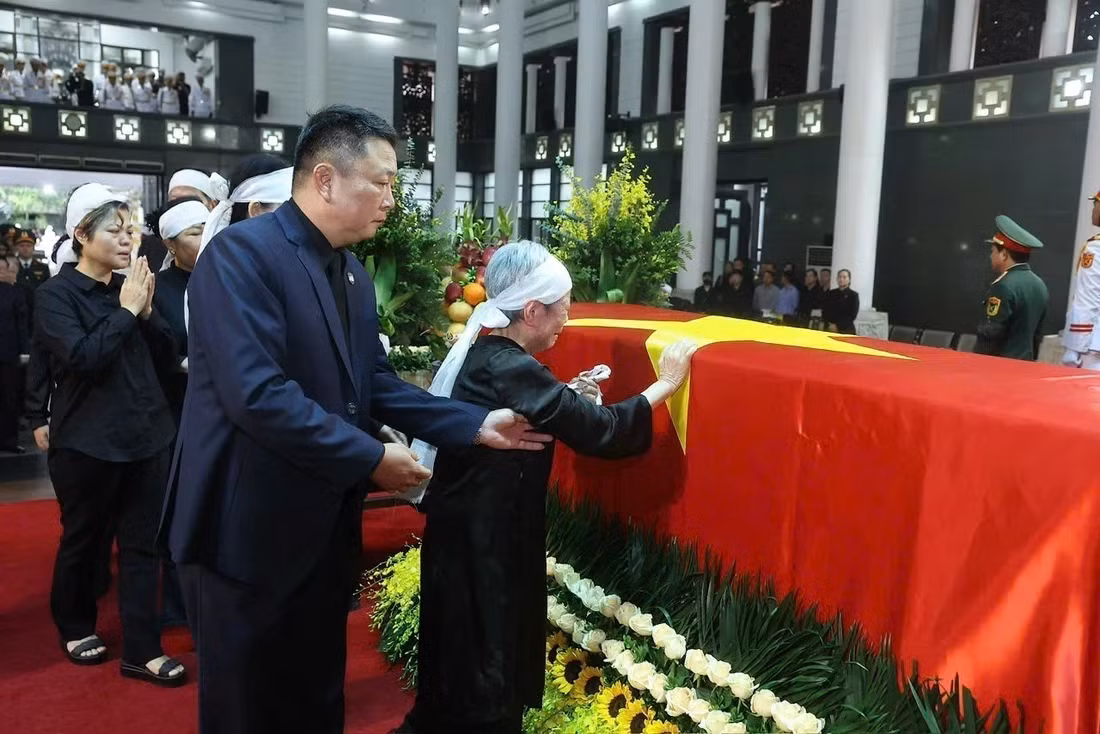 Gia quyến đi vòng quanh linh cữu lần cuối, tiễn biệt nguyên Chủ tịch nước Trần Đức Lương - Ảnh: TTXVN