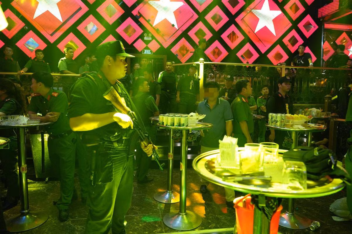 Công an giữ hiện trường các bàn VIP phát hiện ma túy. Ảnh: Công an