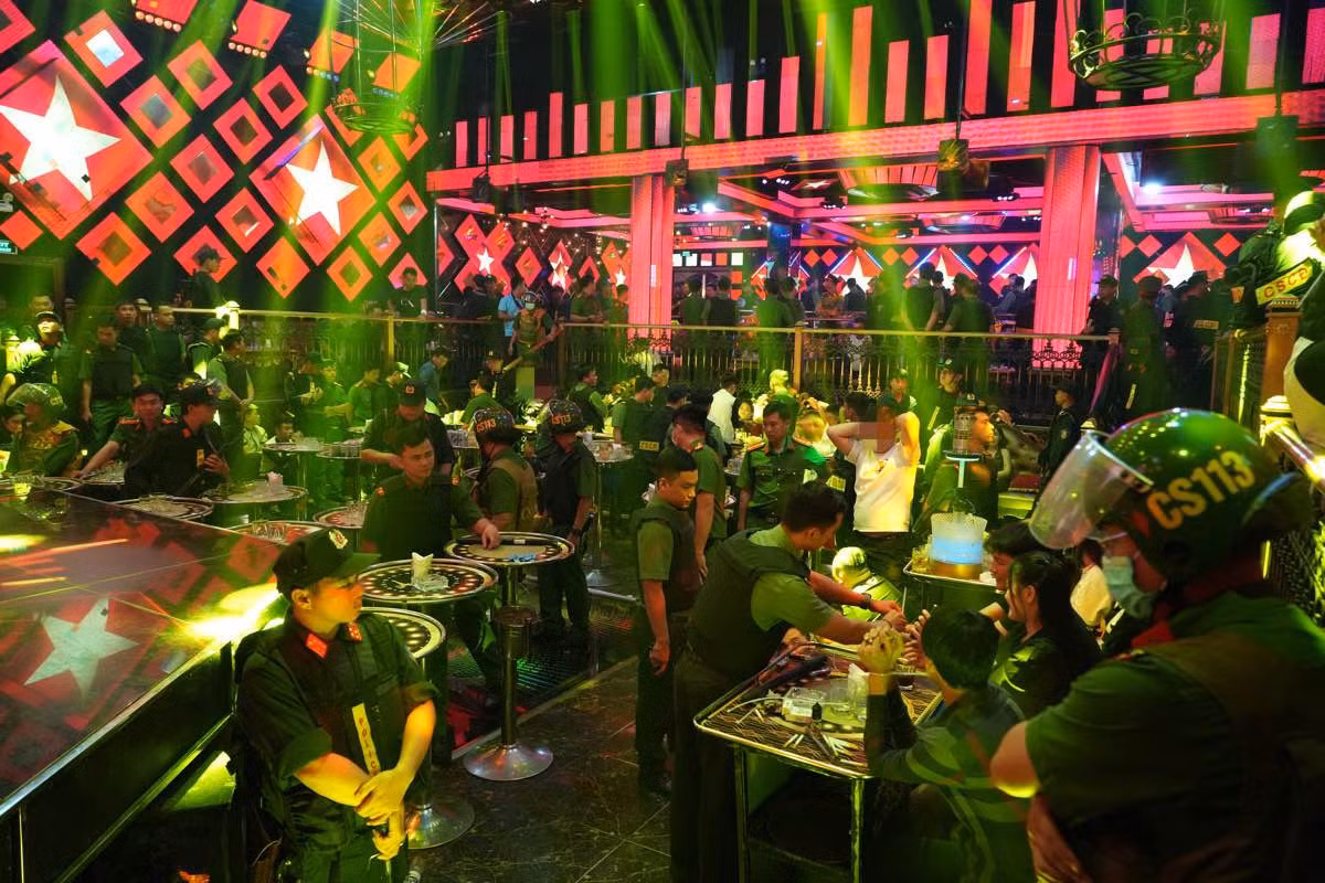 Thời điểm công an ập vào quán bar Paris Night. Ảnh: Công an