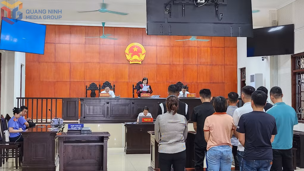 Chủ tọa phiên tòa tuyên án các đối tượng phạm tội đánh bạc.