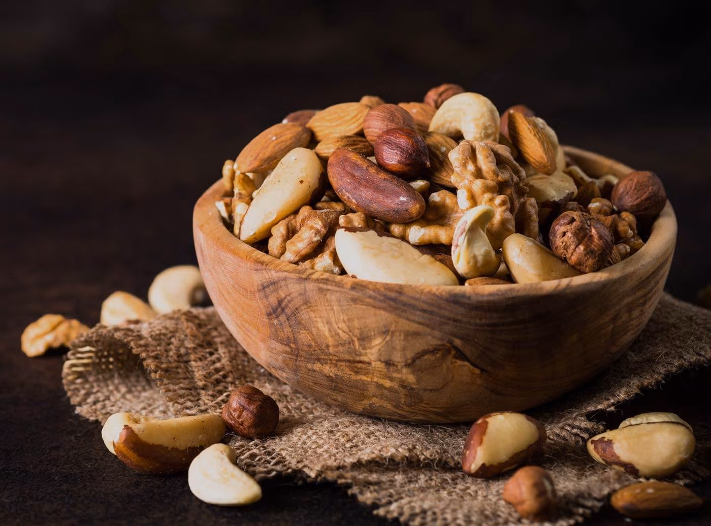 Các loại hạt giàu chất xơ và chất béo lành mạnh tốt tiêu hóa và tim mạch.