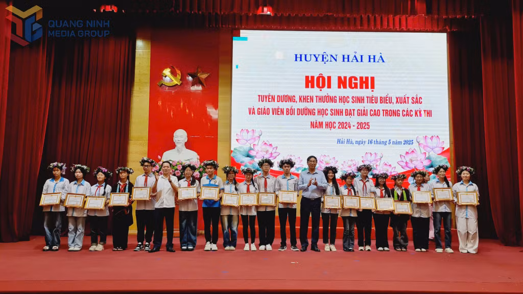 Các em học sinh tiêu biểu, xuất sắc đạt giải cao được khen thưởng tại hội nghị.